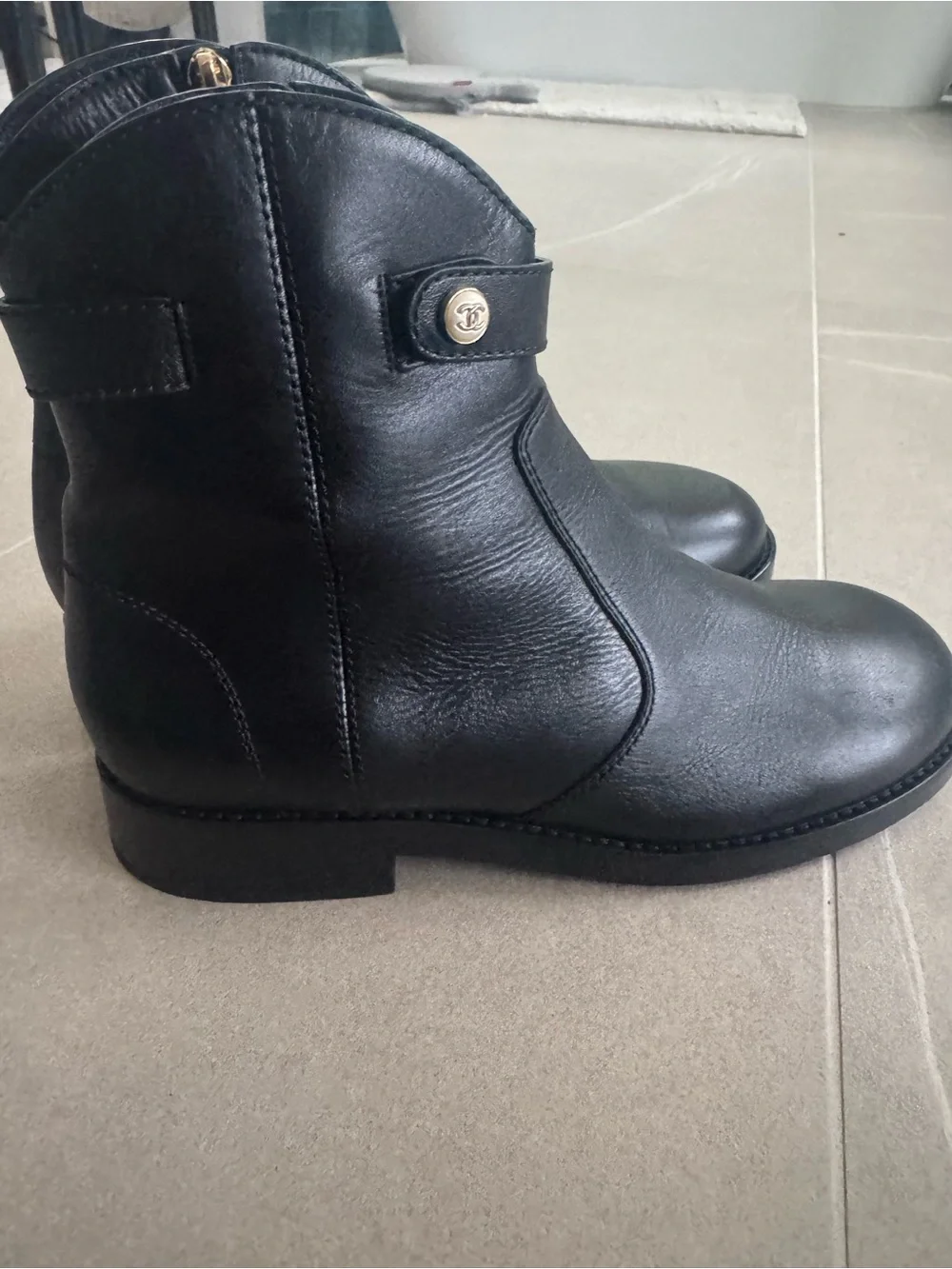CHANEL size 42